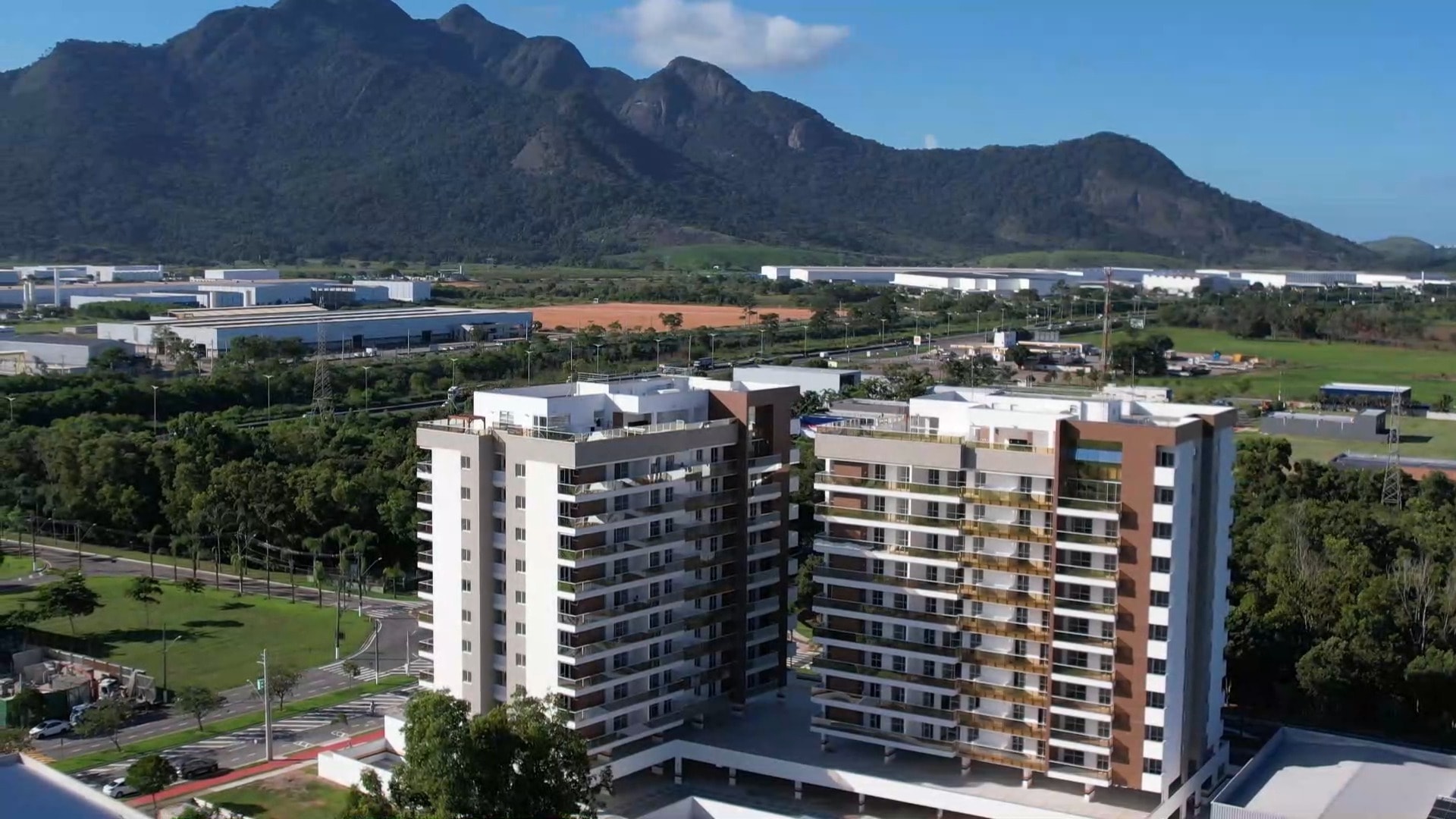 Vista aérea do Next Residence, com a serra ao fundo, em Alphaville Jacuhy